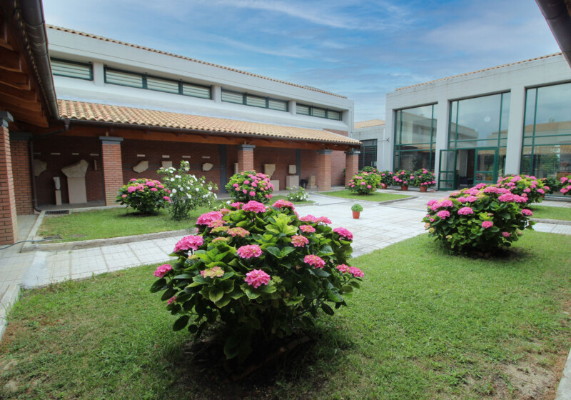 Το αίθριο: έκθεση επιτάφιων στηλών