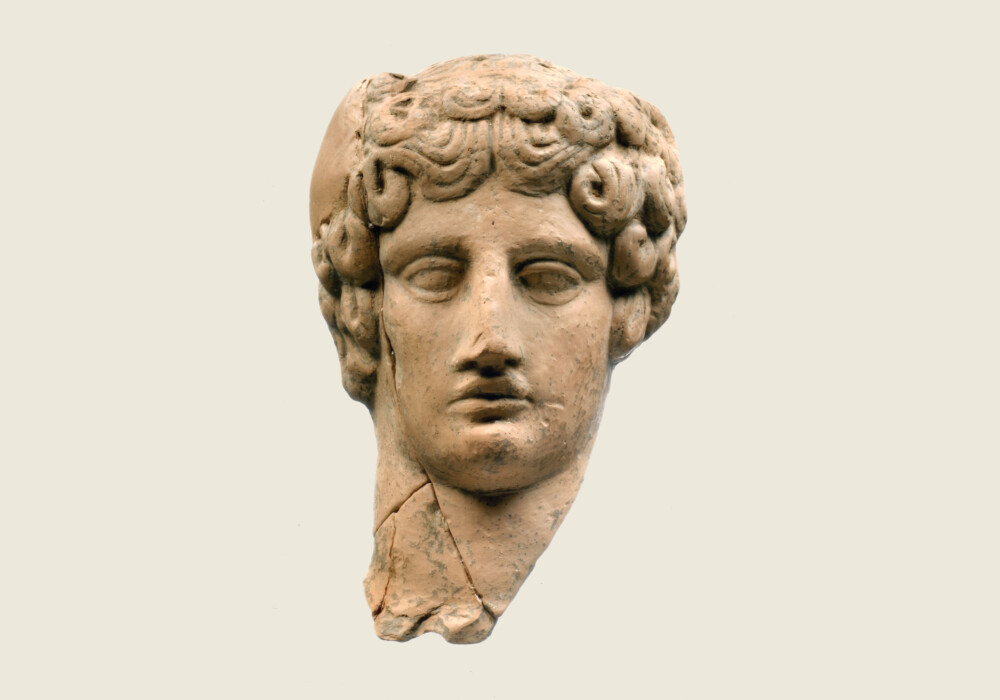 Πήλινο ανάγλυφο πλακίδιο Απόλλωνα / Terracotta plaque depicting Ap;ollo