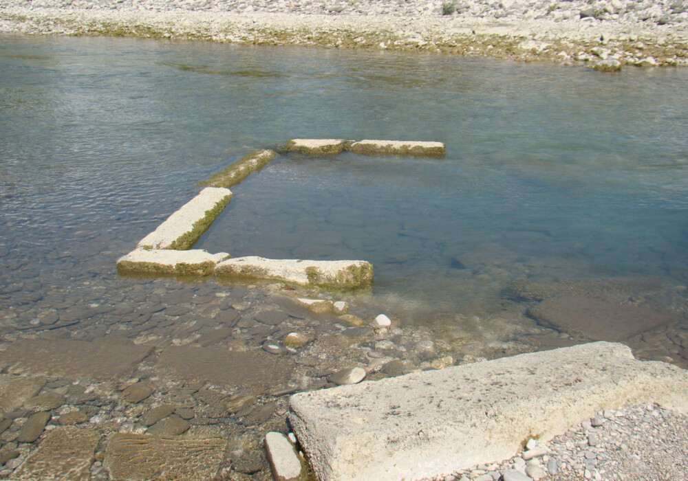 Άποψη ταφικού περιβόλου στην κοίτη του ποταμού Αράχθου