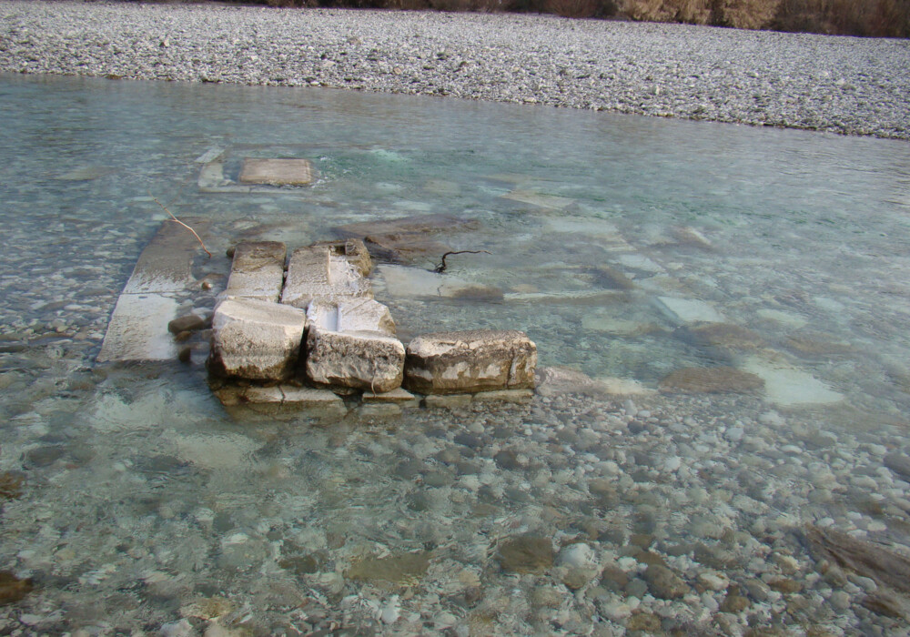 Άποψη ταφικού περιβόλου στην κοίτη του ποταμού Αράχθου