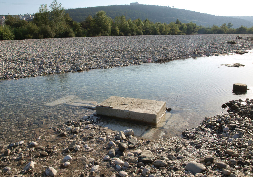 Άποψη ταφικού περιβόλου στην κοίτη του ποταμού Αράχθου
