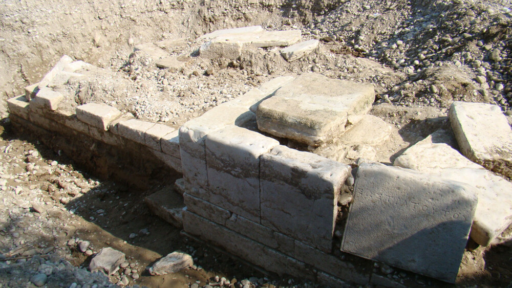 Άποψη ταφικού περιβόλου στην κοίτη του ποταμού Αράχθου