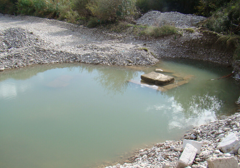 Άποψη ταφικού περιβόλου στην κοίτη του ποταμού Αράχθου