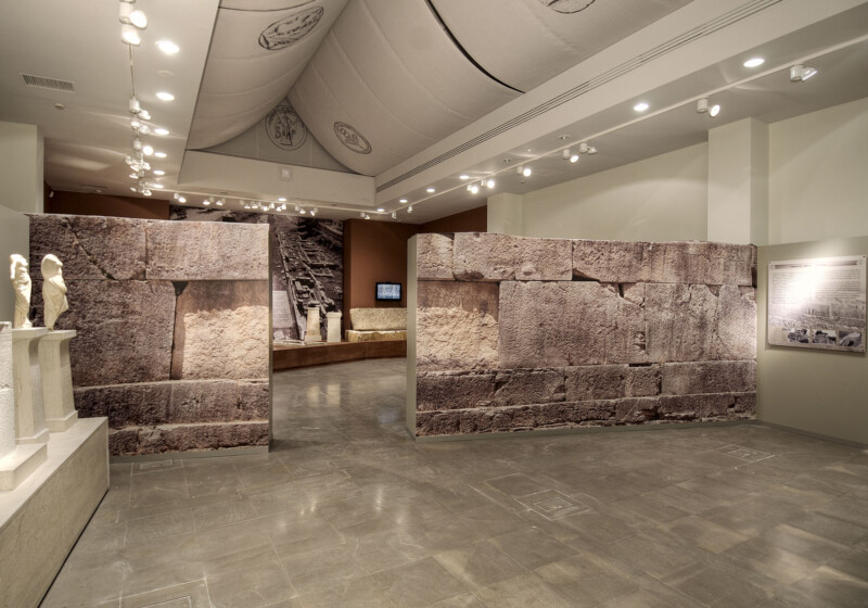 Άποψη της ενότητας "Τα εν δήμω": εκτός τειχών