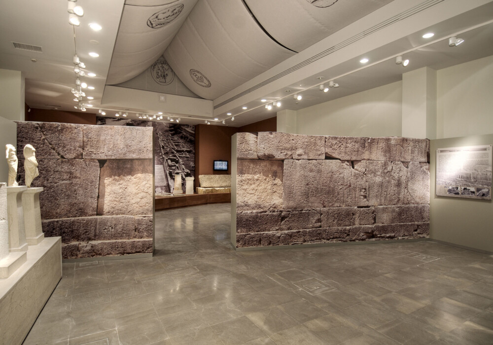 Άποψη της ενότητας "Τα εν δήμω": εκτός τειχών