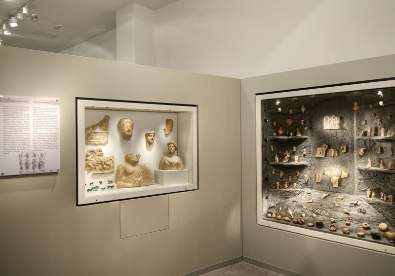 Άποψη της ενότητας "Τα εν δήμω": λατρεία εκτός τειχών