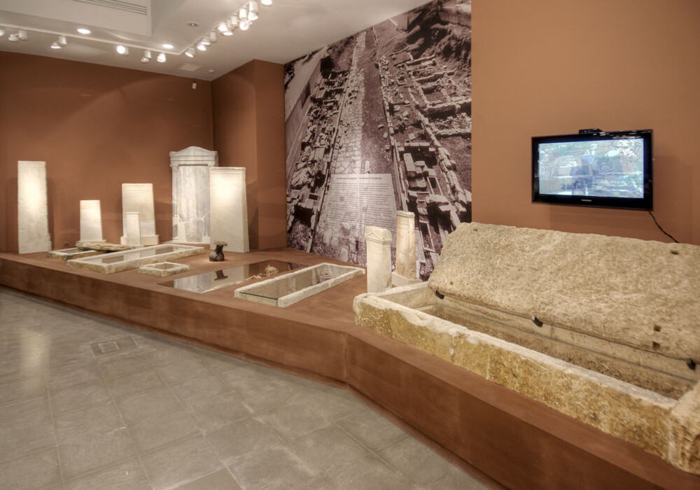 Άποψη της ενότητας "Τα εν τάφω": αναπαράσταση της ΝΔ Νεκρόπολης