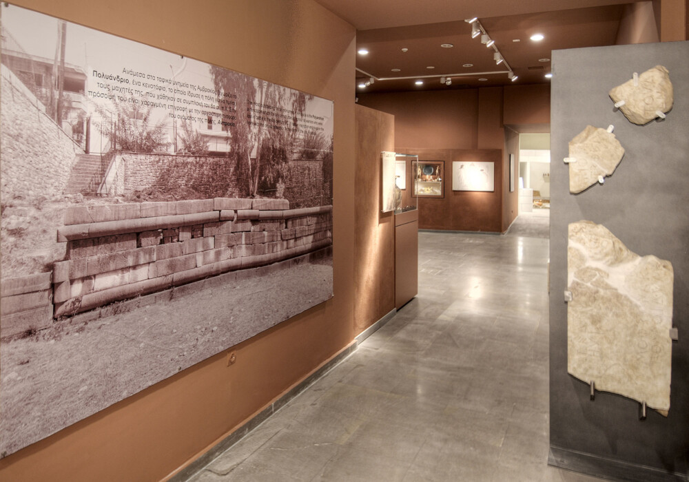 Άποψη της ενότητας "Τα εν τάφω": το πολυάνδριο