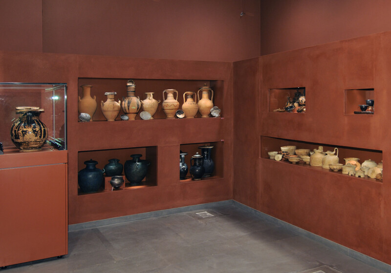 Άποψη της ενότητας "Τα εν τάφω": τεφροδόχα αγγεία και σύνολα κτερισμάτων (ταφικά δώρα)