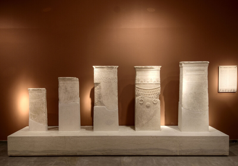 Άποψη της ενότητας "Τα εν τάφω": επιτάφιες στήλες