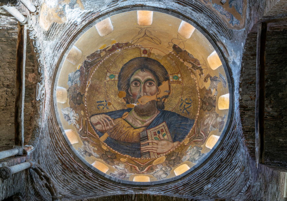 Παναγία Παρηγορήτισσα. Ο ψηφιδωτός Παντοκράτορας του κεντρικού τρούλου.