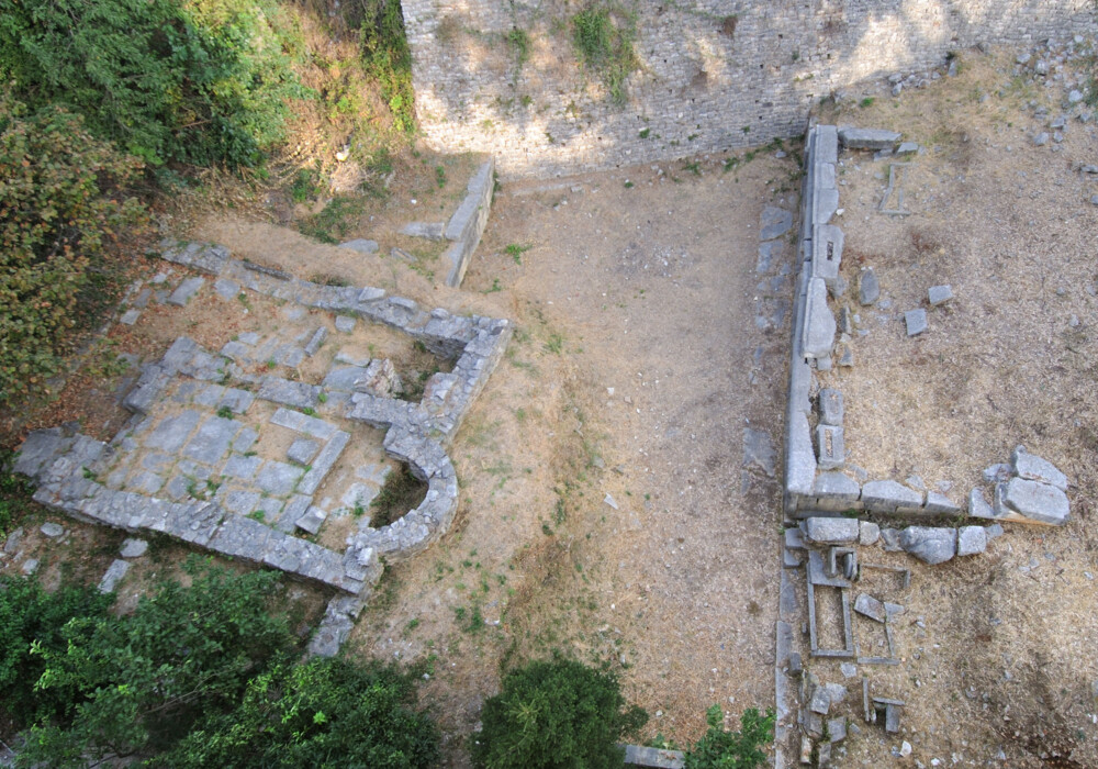 Άποψη του Πολυάνδριου και του παρακείμενου παλαιοχριστιανικού ναϊσκου