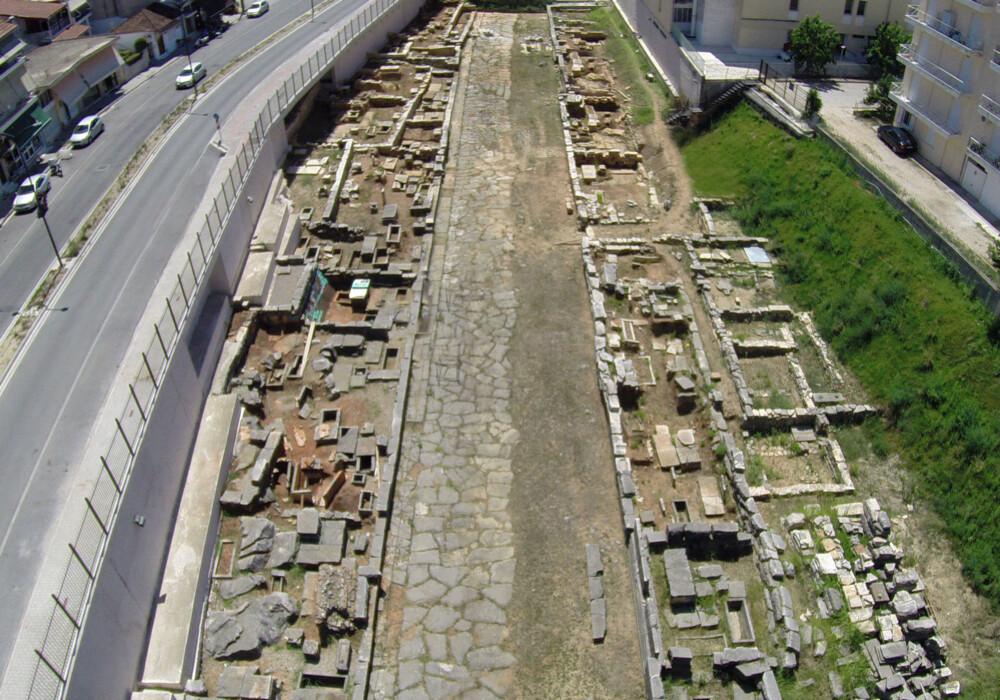 Άποψη του εντυπωσιακού τμήματος της νεκρόπολης κατά μήκος της οδού Κομμένου (θέση 9 - οικόπεδο Θεοδώρου)