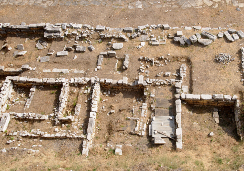 Άποψη του ελαιοτριβείου που αποκαλύφθηκε ενσωματωμένο στη νεκρόπολη (θέση 9 - οικόπεδο Θεοδώρου)