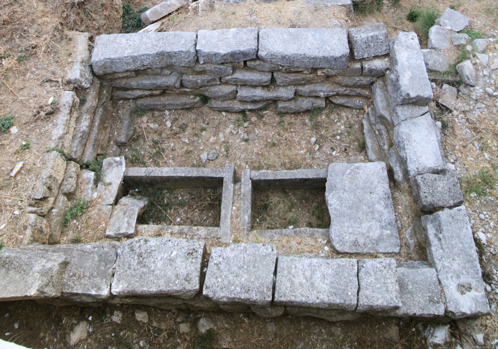 Άποψη ταφικού περιβόλου της νεκρόπολης (θέση 8 - οικόπεδο Σεργιάννη)