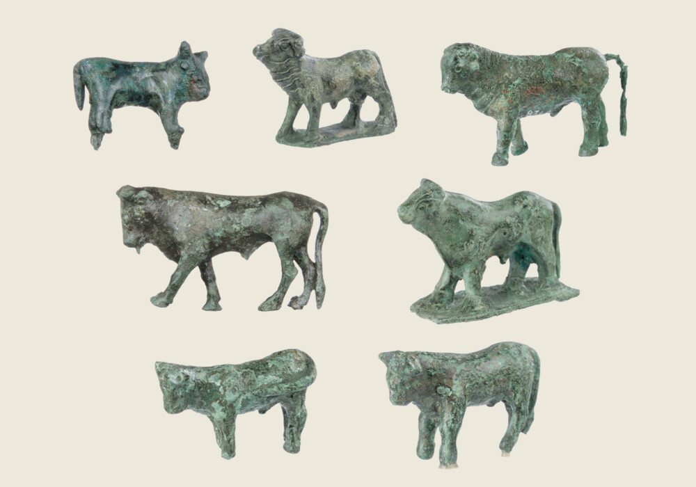 Χάλκινα ειδώλια ταύρων από το υπαίθριο ιερό εξωτερικά του τείχους (θέση 1γ)