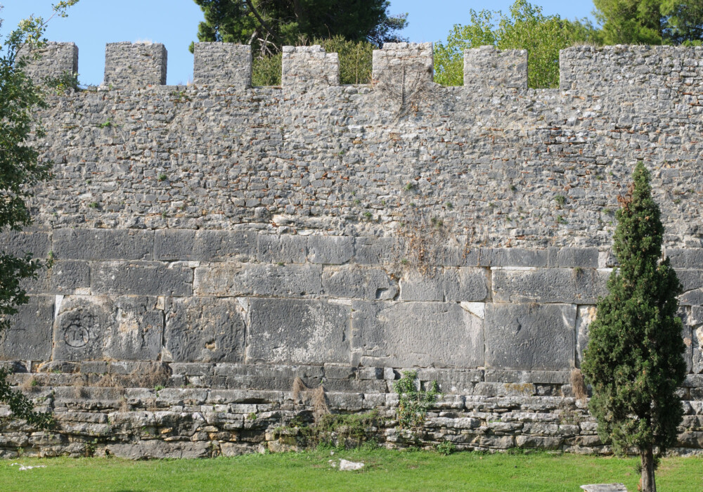 Τμήμα της επιβλητικής οχύρωσης της Αμβρακίας στο κατώτερο τμήμα του Κάστρου (θέση 1δ)