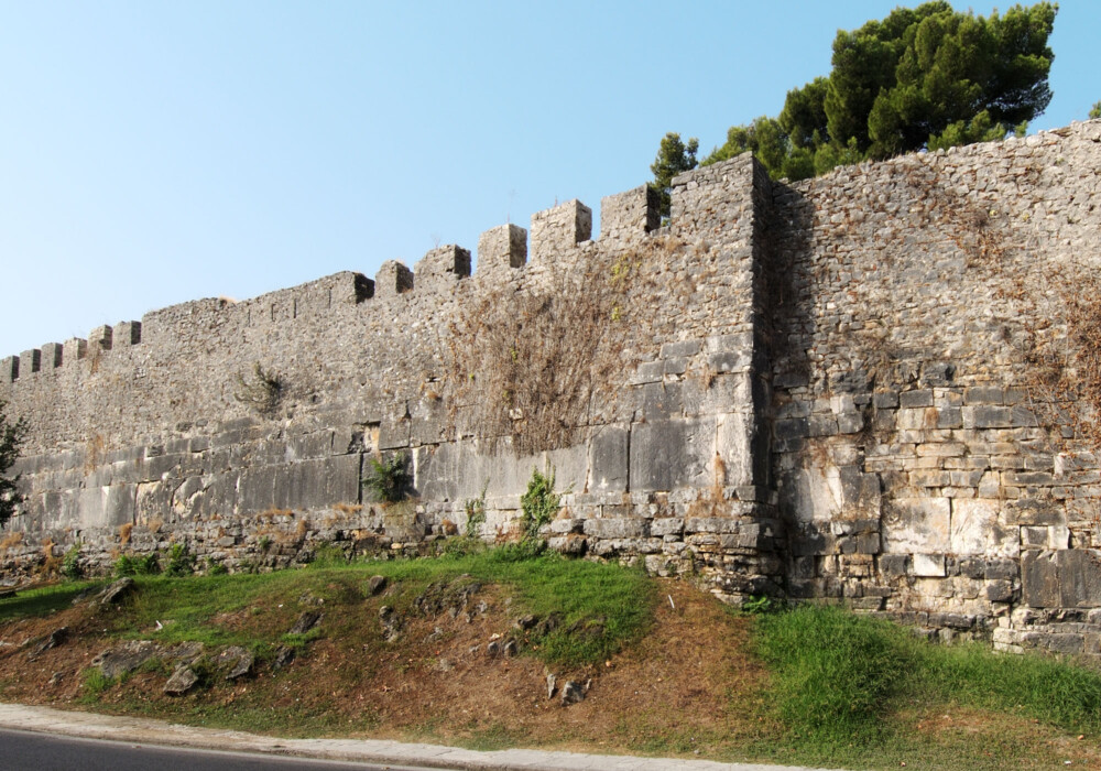Τμήμα της επιβλητικής οχύρωσης της Αμβρακίας στο κατώτερο τμήμα του Κάστρου (θέση 1δ)
