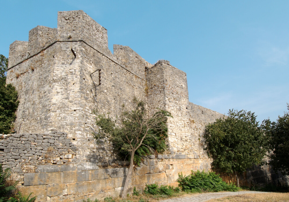 Τμήμα της επιβλητικής οχύρωσης της Αμβρακίας στο κατώτερο τμήμα του Κάστρου (θέση 1δ)