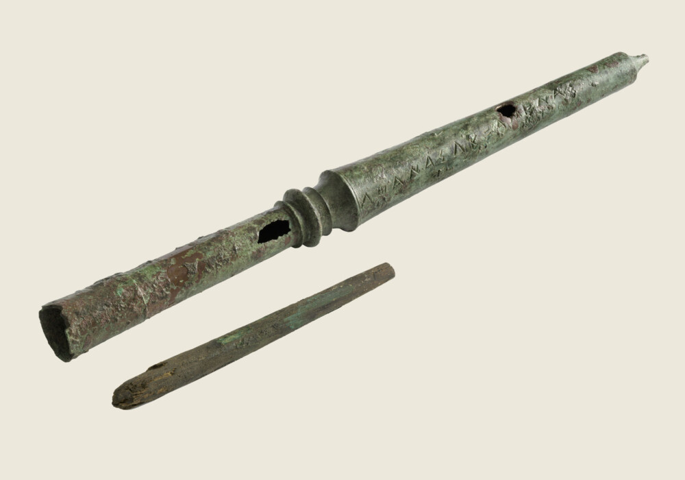 Χάλκινος σαυρωτήρας από τις ανασκαφές στο Μικρό Θέατρο. Ο σαυρωτήρας ήταν μέρος του οπλισμού, μία θήκη που τοποθετούταν στην -ξύλινη- άκρη/λαβή του δόρατος για την προστασία της αλλά και να καρφώνεται το δόρυ στο έδαφος.