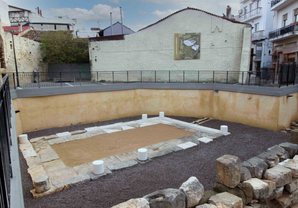 Άποψη του δημόσιου κτηρίου ανατολικά του θεάτρου