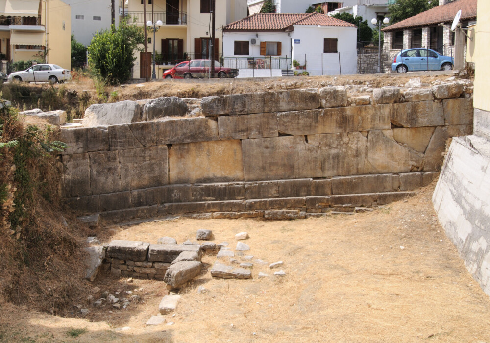 Τμήμα της επιβλητικής οχύρωσης ανάμεσα σε σύγχρονες οικοδομές (θέση 1γ). Εδώ αποκαλύφθηκε μικρό υπαίθριο ιερό αφιερωμένο σε ποτάμια θεότητα (Άραχθος;).